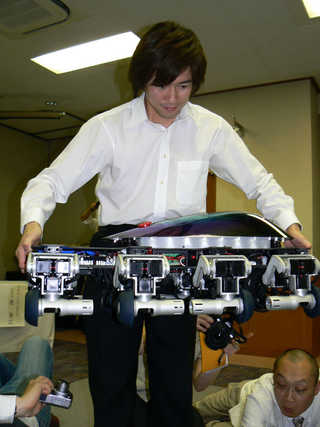 Illustration for article titled Giant Cockroach Robot Moves Thru Everything, Runs Linux
